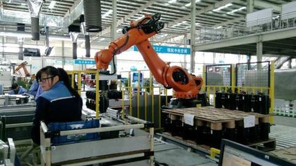 美的空调全智能工厂:200台机器人有条不紊地工作